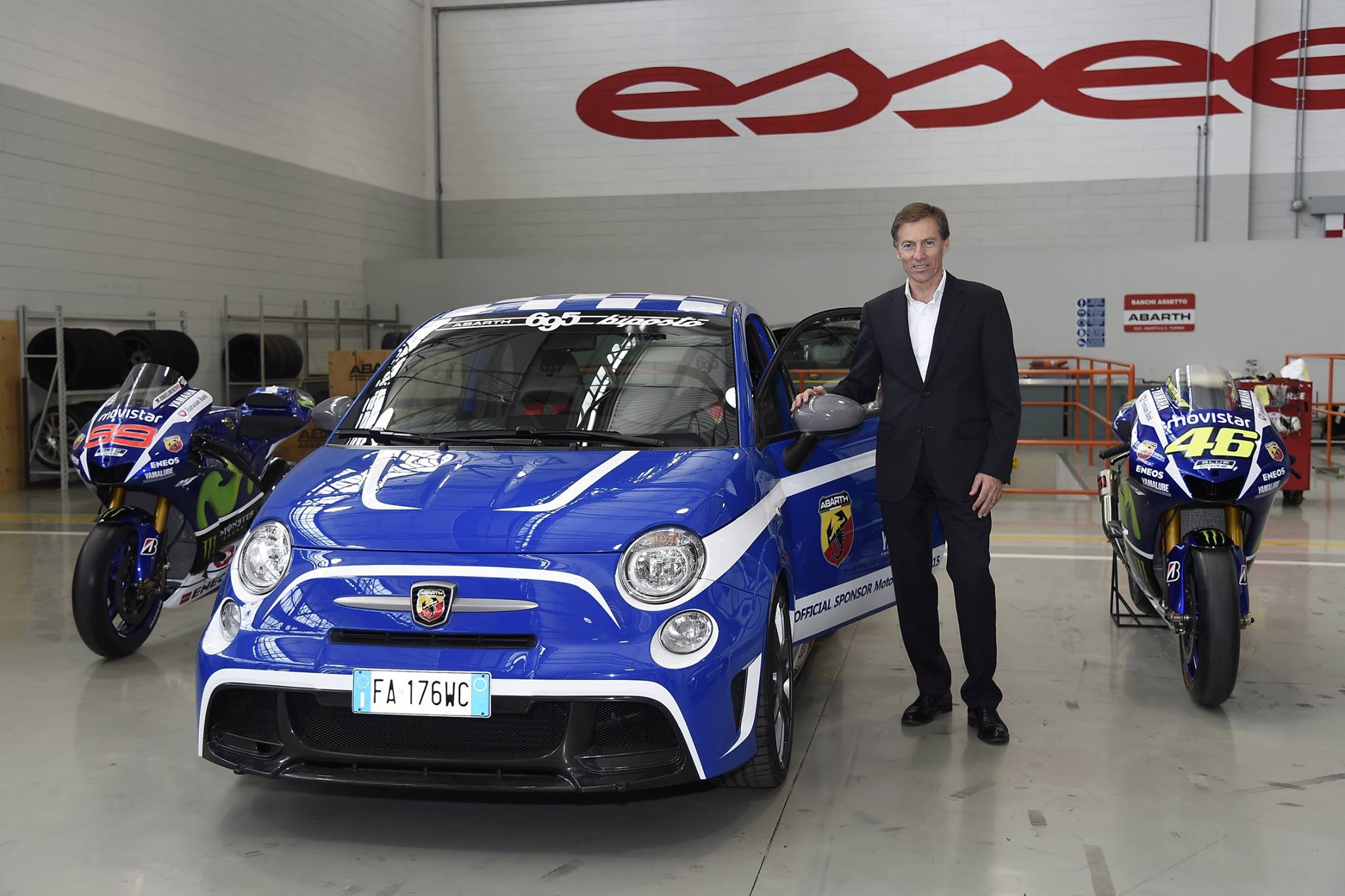 Abarth omaggia Rossi e Lorenzo con le 695 Yamaha Edition