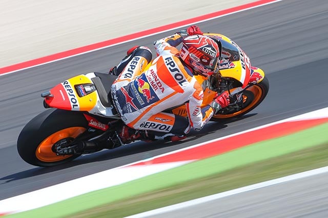 Zampata di Marquez nel warm up