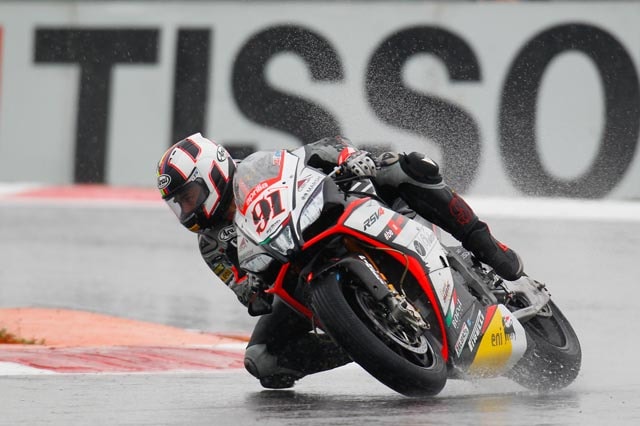 SBK Francia: caduta e pole per Haslam
