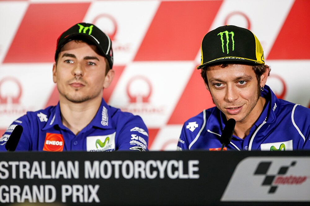 Rossi contro Lorenzo all'ultimo punto
