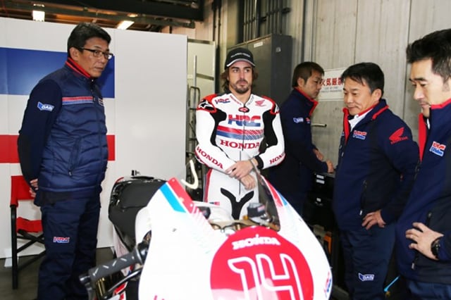 Alonso sulla Honda di Marquez