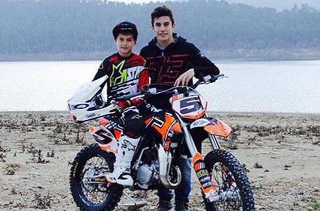 Marquez fa il Rossi e “alleva” i giovani