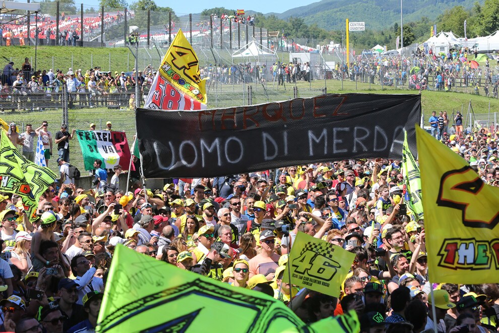 Gli “hooligans” della MotoGP: una “bolla di sapone” che puzza di altro