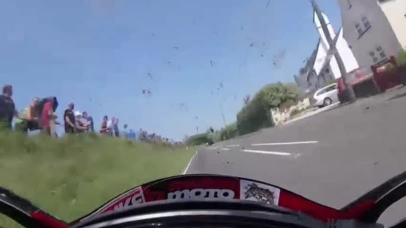 Isola di Man: incidente e contatto sfiorato, il video da brividi