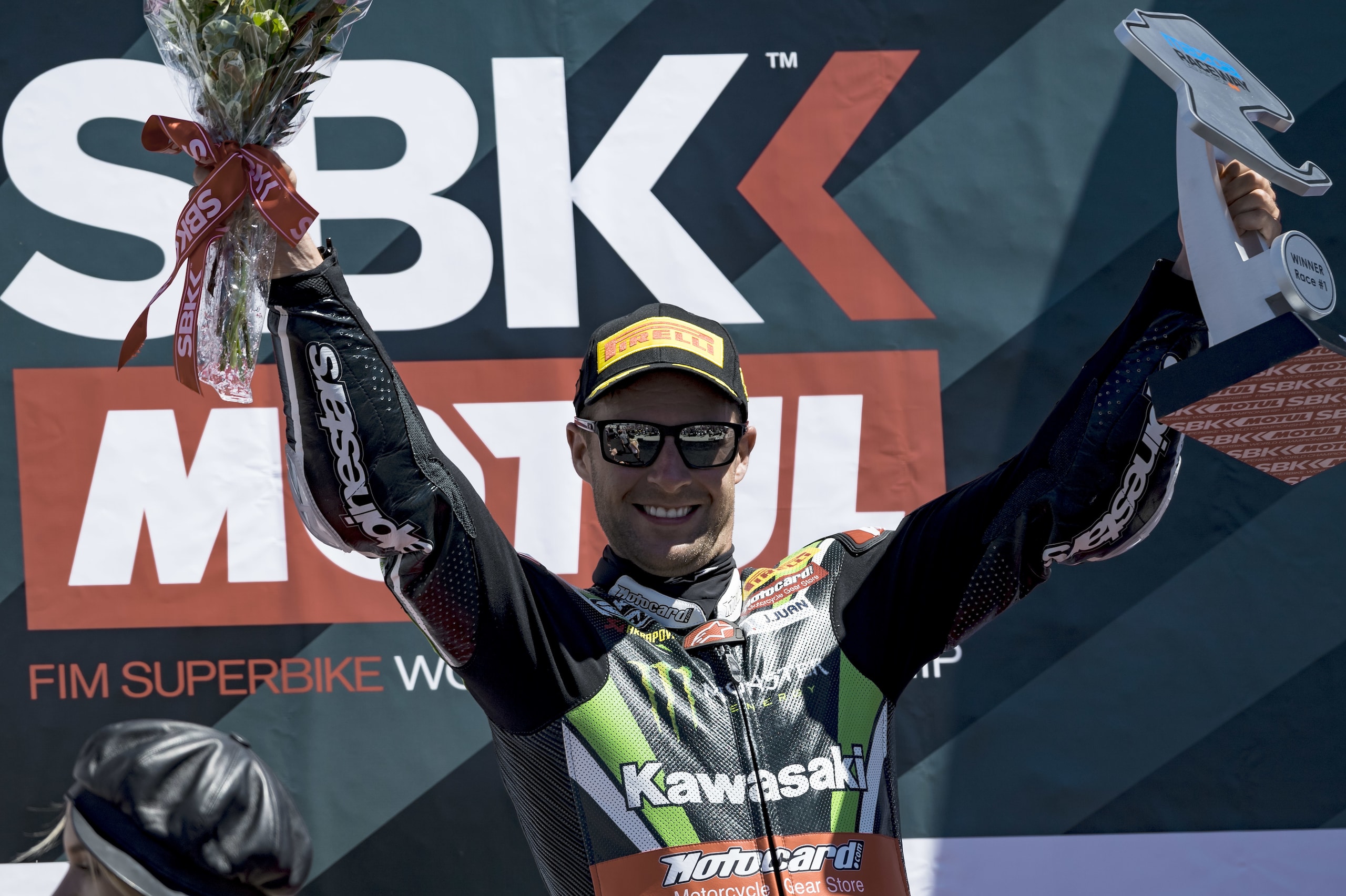 SBK a Laguna Seca, gara 1: gas, pieghe e... lo spettacolo del paddock
