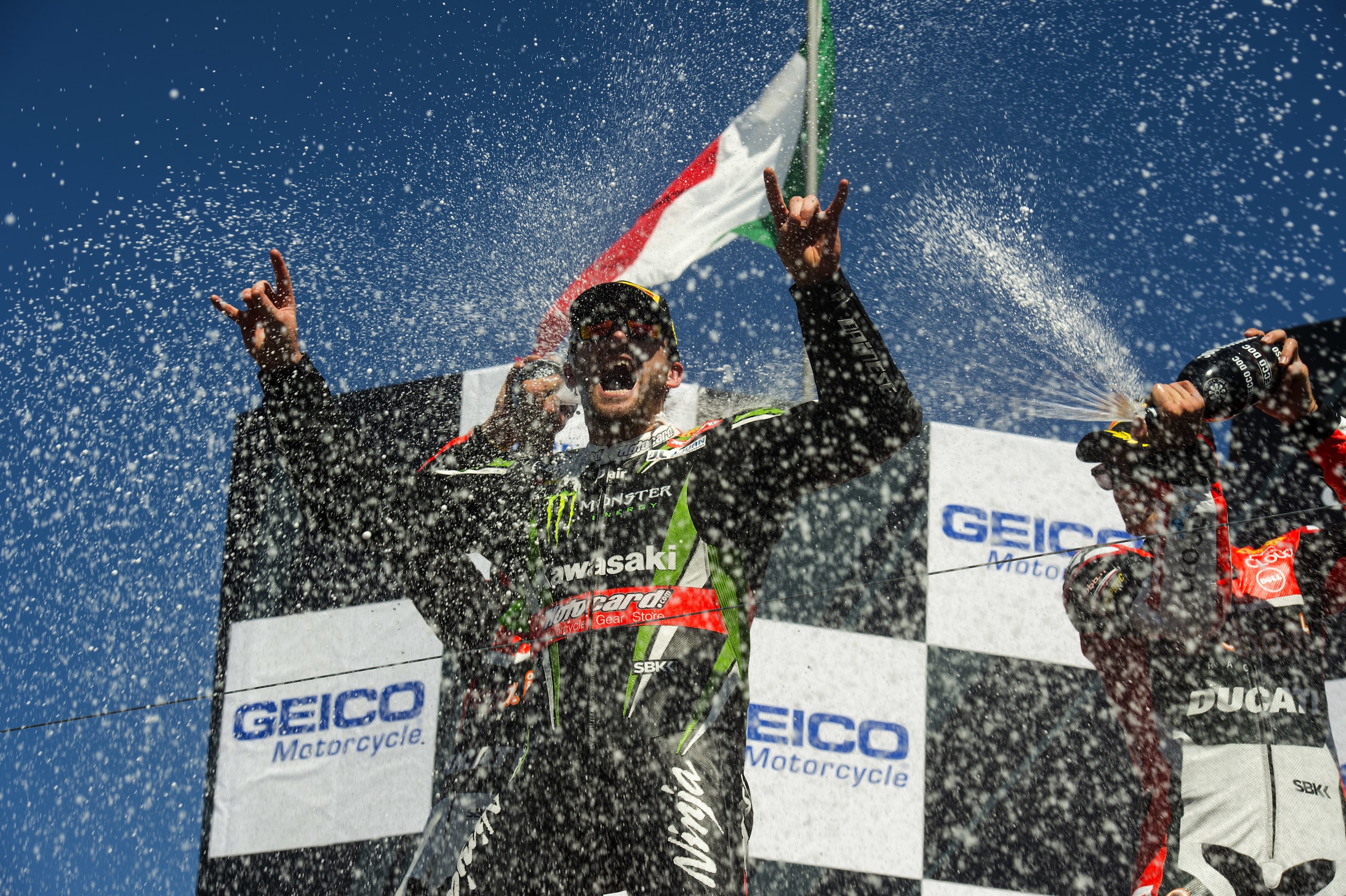 SBK a Laguna Seca, gara 2: le immagini più belle del duello tra Kawasaki e Ducati
