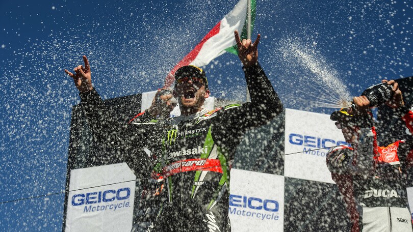 SBK a Laguna Seca, gara 2: le immagini più belle del duello tra Kawasaki e Ducati