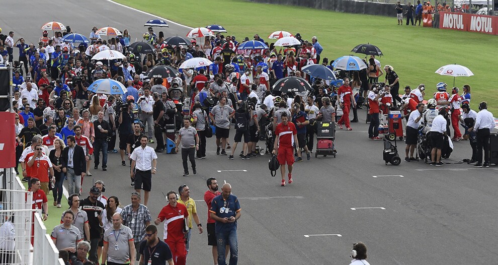 MotoGP Sachsenring: Rossi insegue Marquez sul bagnato – SEGUI LA DIRETTA
