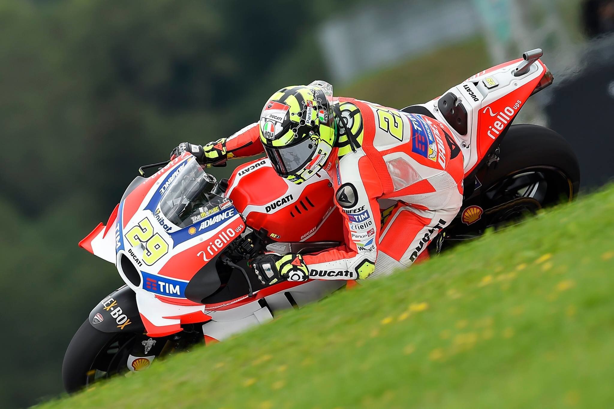 MotoGP Austria, Ok Corral in qualifica, la spunta Iannone, Rossi a un soffio