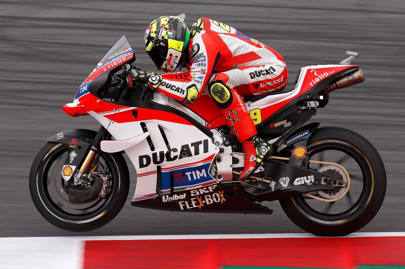 MotoGP Austria, warm-up a firma Ducati, brutta caduta per Miller