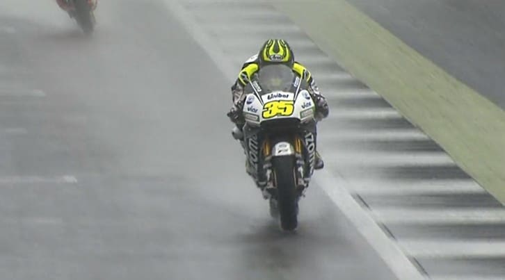 MotoGP Silverstone, pole sotto la pioggia di Crutchlow