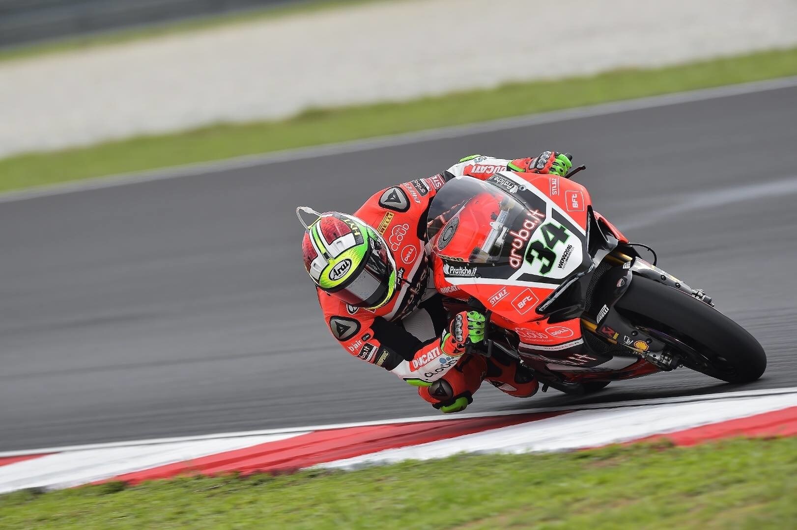 SBK Francia, Davies azzecca le gomme e vince in gara 1
