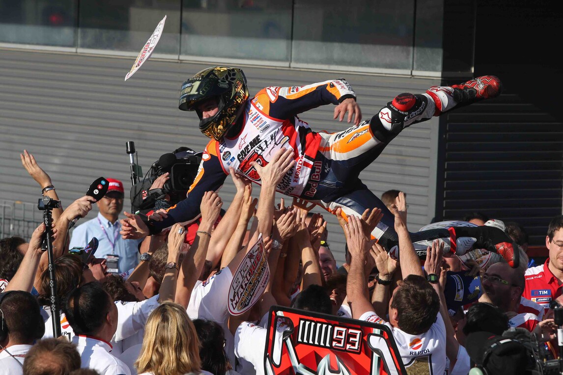 La "manita" di Marquez: in pista è festa grande