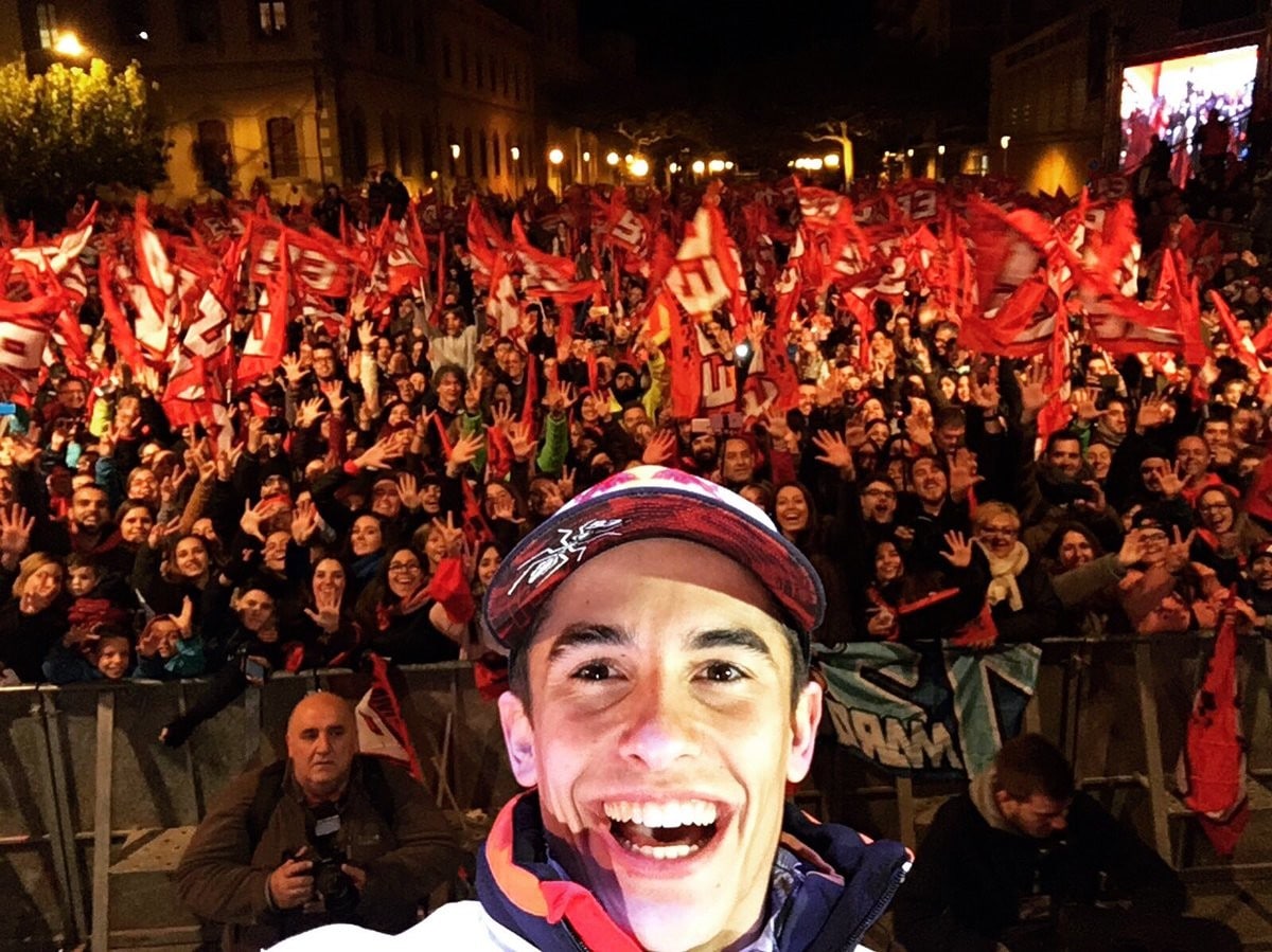 Marquez, festa a Cervera: cori contro Rossi con i suoi tifosi
