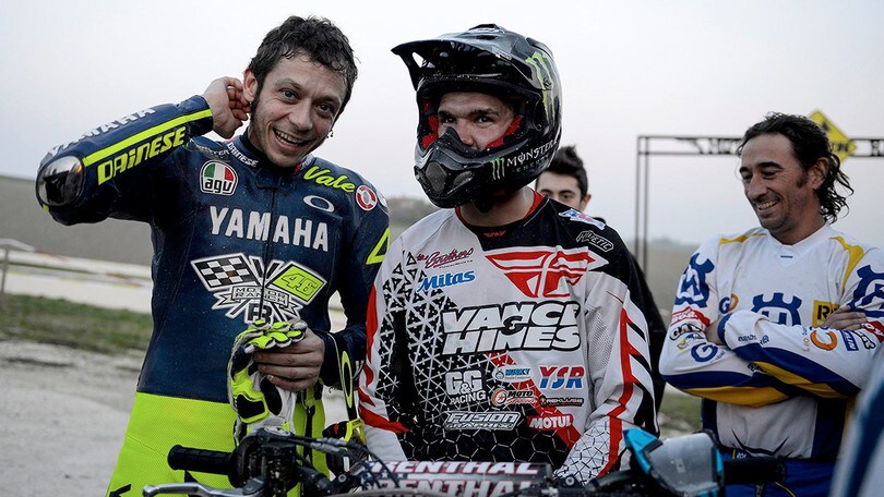 Rossi si allena con il re del flat-track