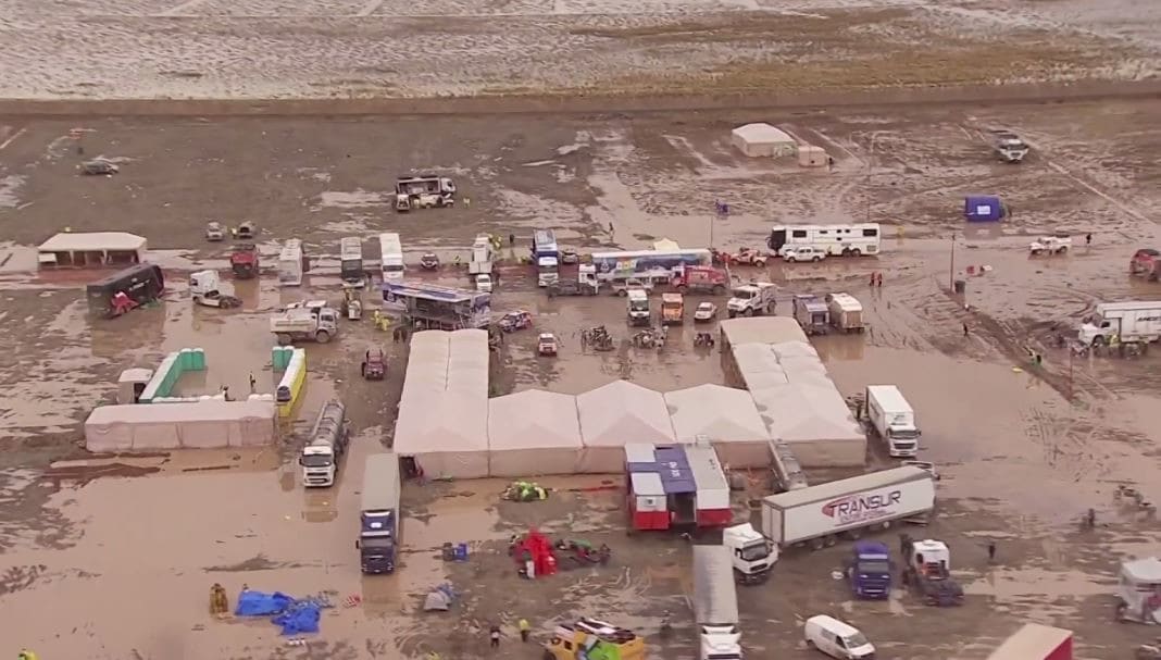 Dakar impantanata: il bivacco di Oruro è un mare di fango