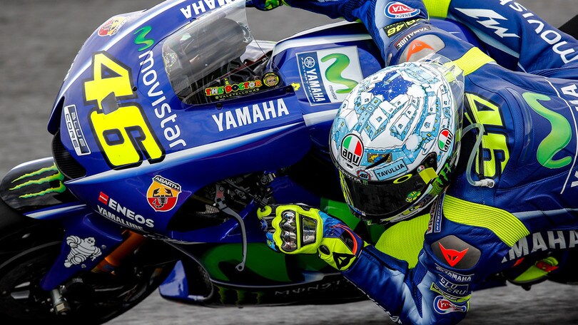 MotoGP: il casco "Winter" di Rossi è un omaggio a Tavullia