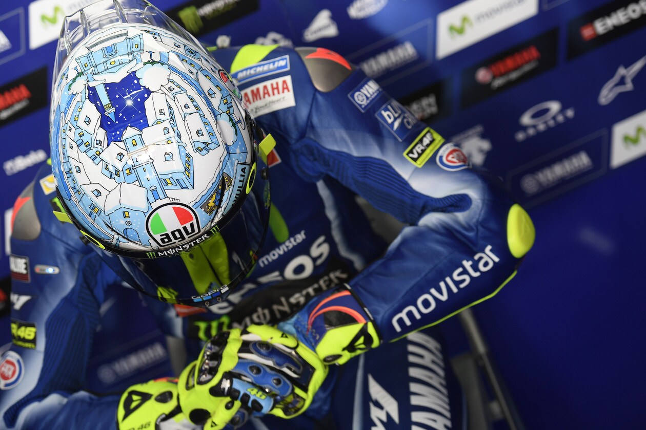 MotoGP, Rossi: il casco "invernale" è un omaggio a Tavullia