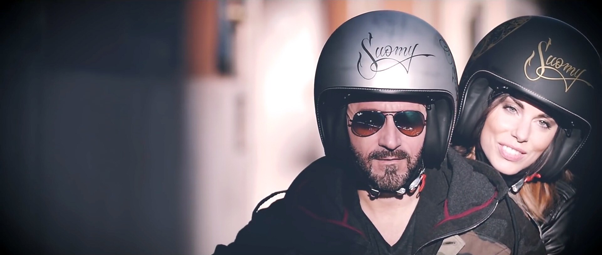 Biaggi in sella a una Moto Guzzi per Bianca Atzei