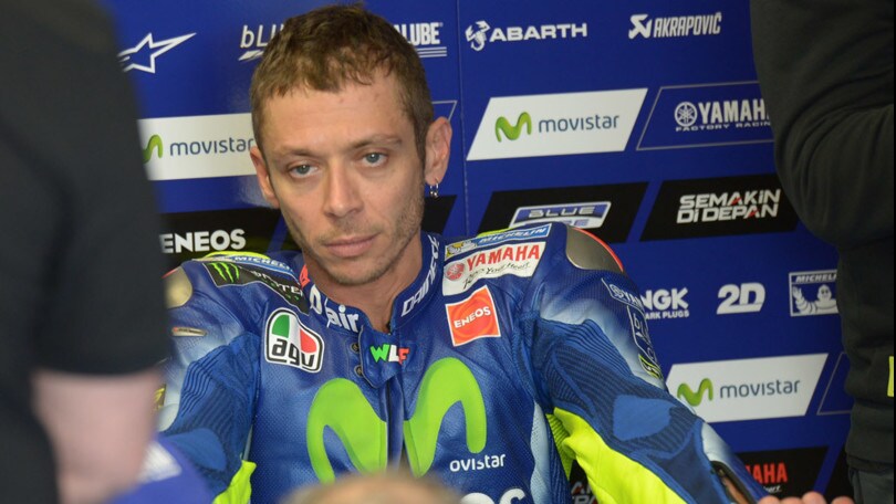 Paura per Valentino Rossi: trauma addominale e toracico per una caduta Paura per Valentino Rossi: trauma addominale e toracico per una caduta