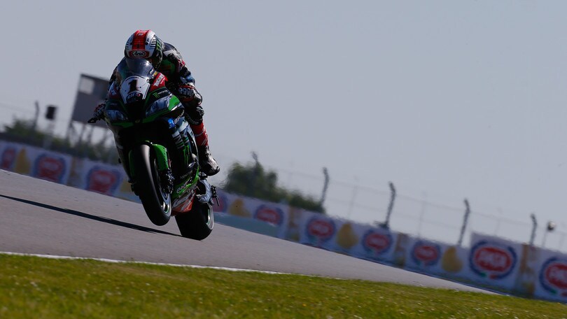 SBK Donington, FP1: Rea cade ma chiude al comando