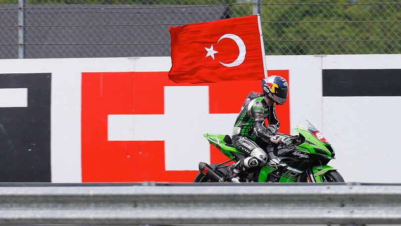 STK 1000 Donington: Rinaldi cade, Razgatlioglu vince