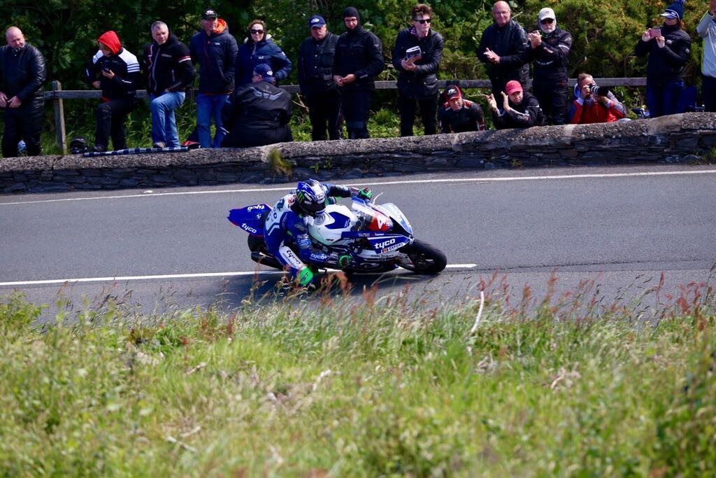 Isola di Man: Hutchy sale a 16 TT