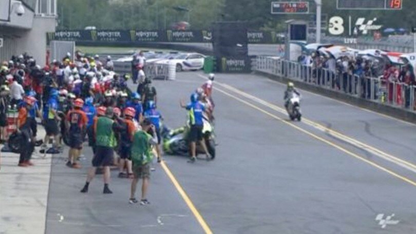 MotoGP Brno, l'incidente nel box fra Iannone e Espargarò - VIDEO