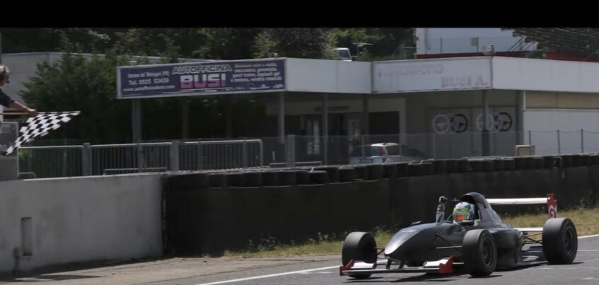 La monoposto motorizzata Aprilia RSV4 si scatena a Varano