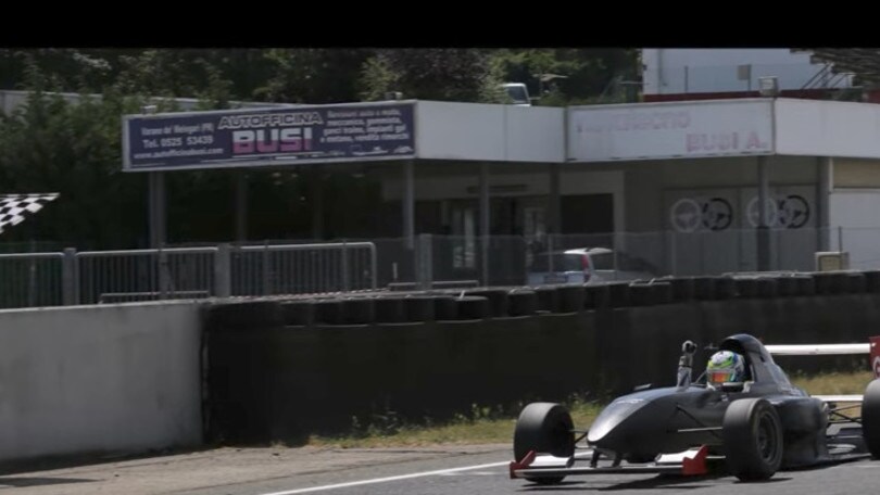 La monoposto motorizzata Aprilia RSV4 si scatena a Varano