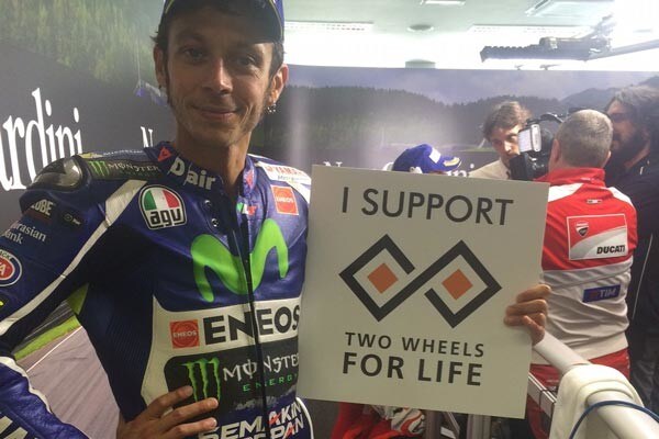 Un selfie con Valentino battuto all'asta per 4 mila euro