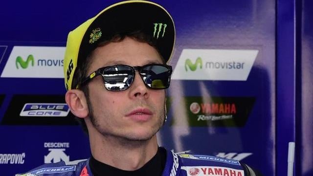 Incidente per Valentino Rossi: frattura di tibia e perone