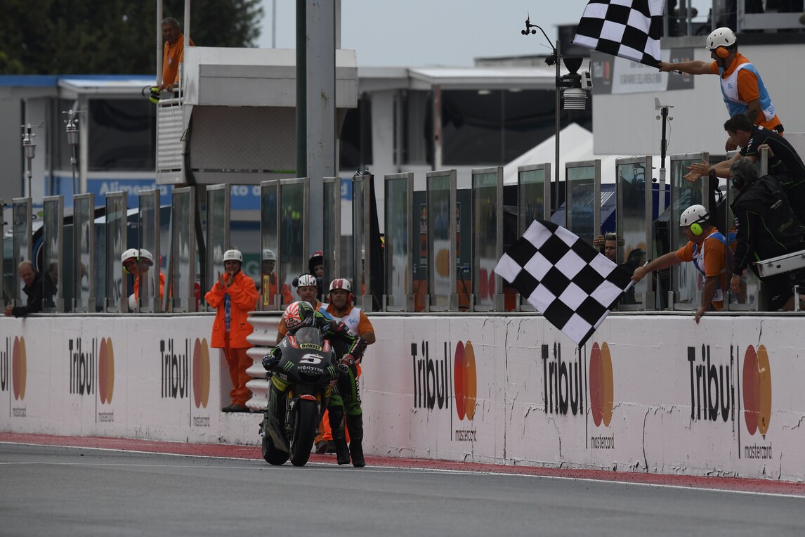 Zarco, eroe d'altri tempi, spinge la moto senza benzina fino al traguardo