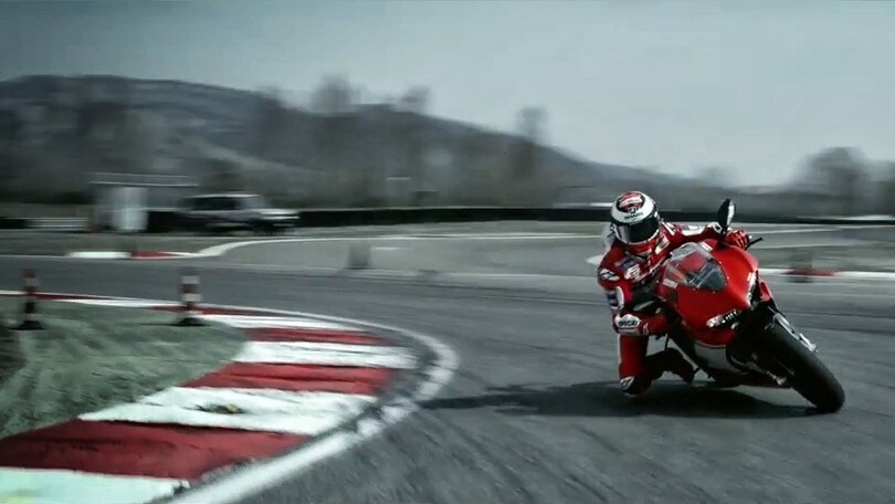 Jorge Lorenzo sfida un paracadutista in caduta libera con la Panigale