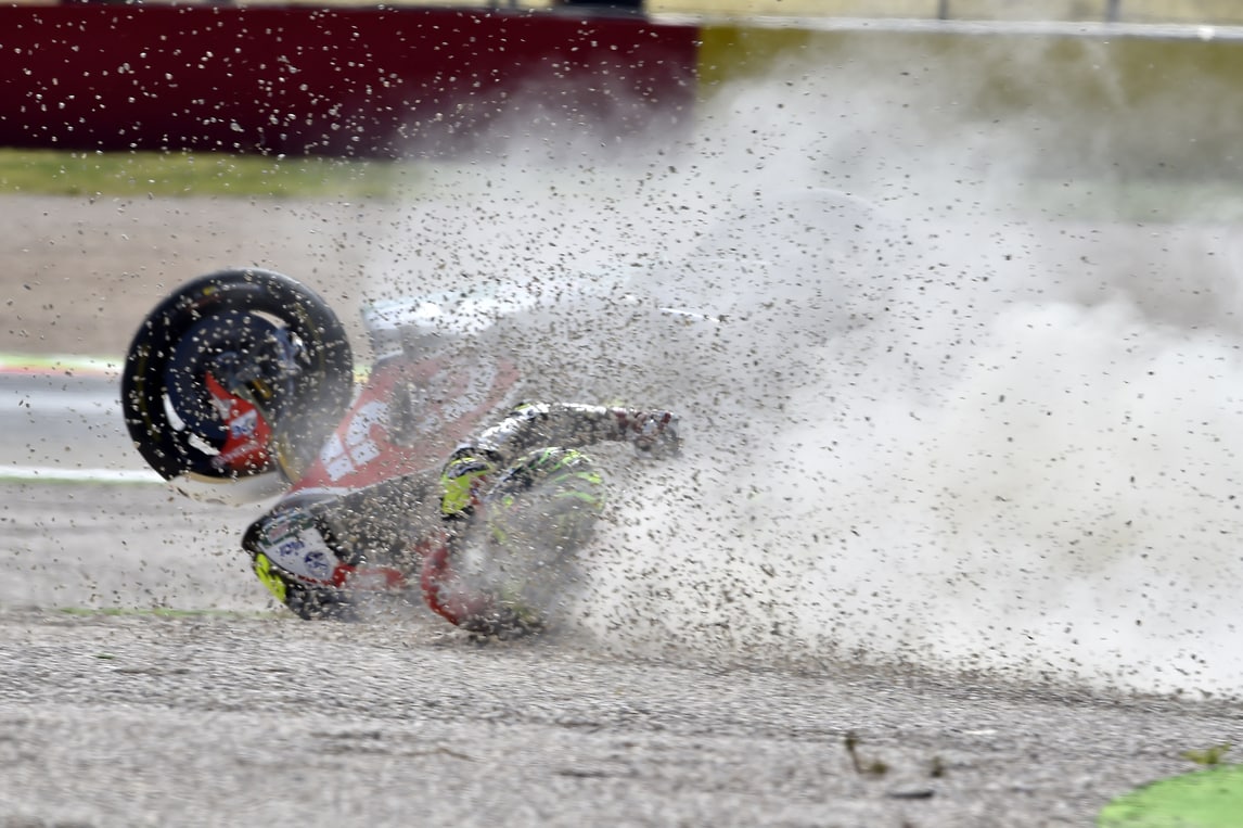 Caduta di Crutchlow ad Aragon: ha pesato anche l’infortunio al dito