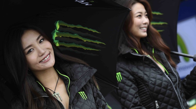 Sexy MotoGP: le umbrella girls dagli "occhi a mandorla"