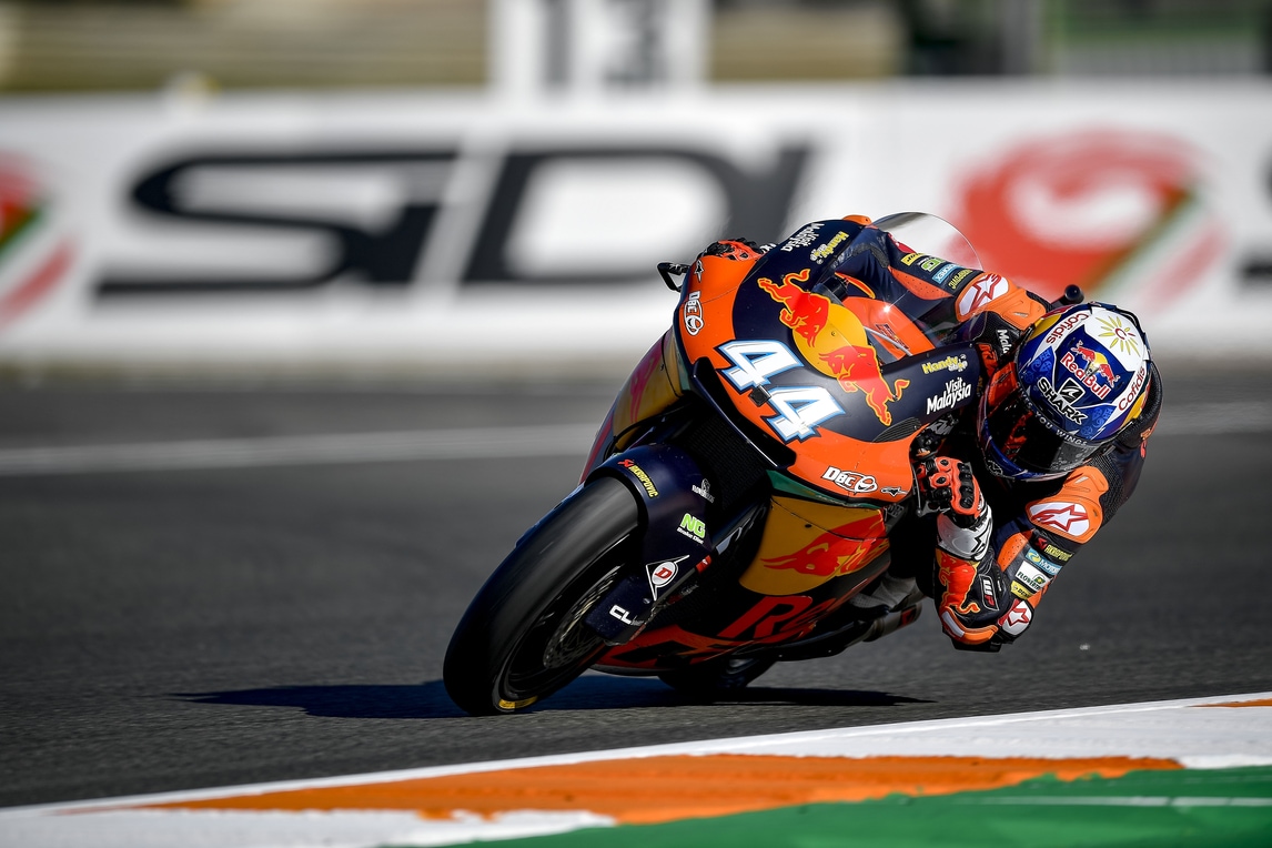Valencia, gara Moto2: Oliveira precede Morbidelli sul traguardo