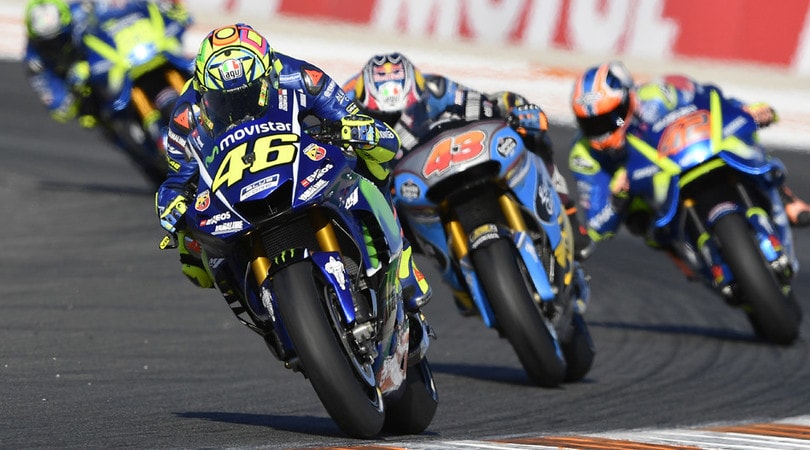 MotoGP | Rossi cade e distrugge la sua Yamaha