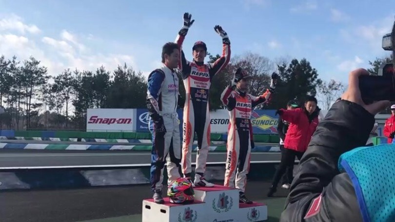 Marquez festeggia sul podio "go-kart" a Motegi - VIDEO