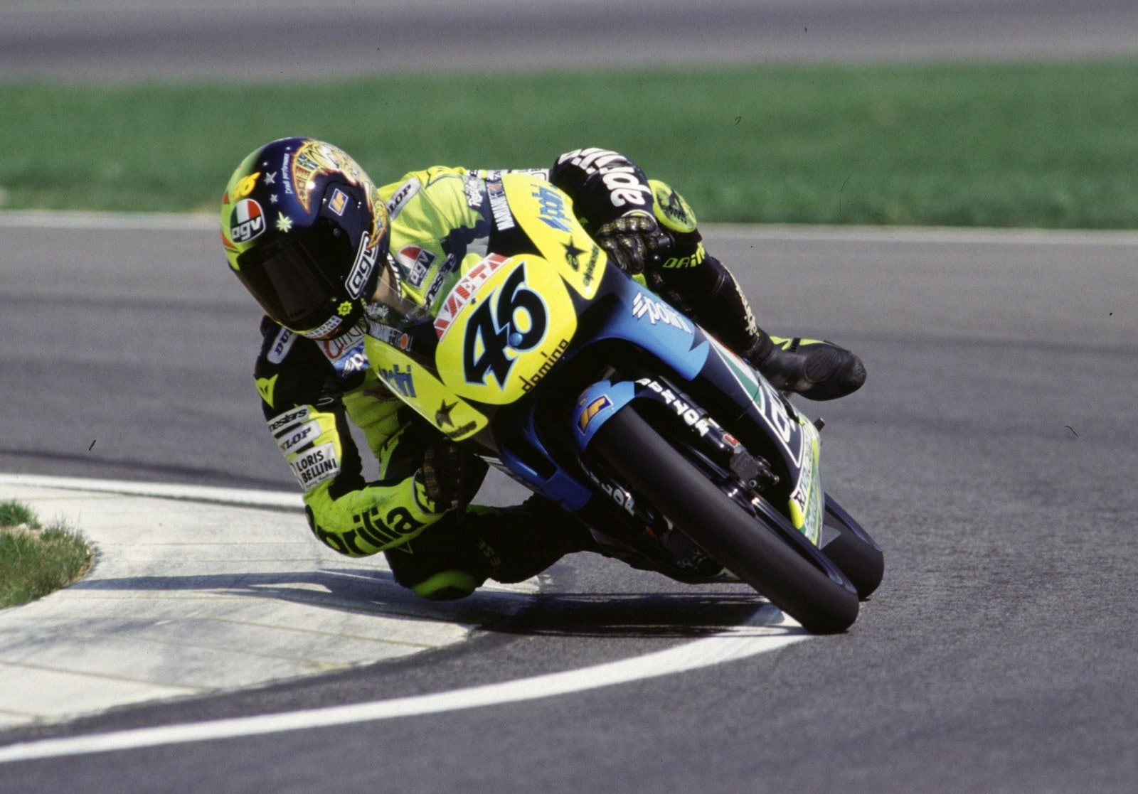Rossi, sorpresa a Sepang: in pista con il casco del 1996 - FOTO