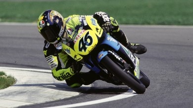 Rossi, sorpresa a Sepang: in pista con il casco del 1996 - FOTO