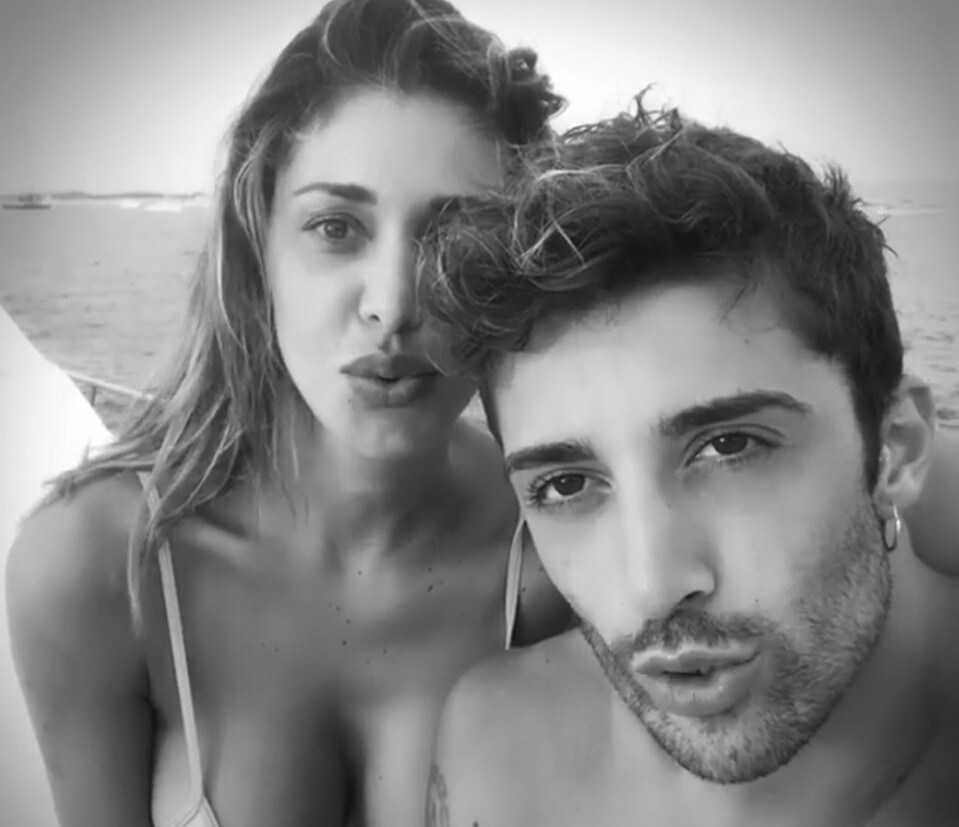 Il San Valentino dei piloti tra baci hot e dediche alla moto