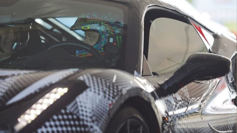 Rossi prova la Ferrari 488 Pista