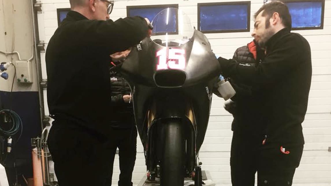 MotoGP: Aprilia prova il forcellone in carbonio