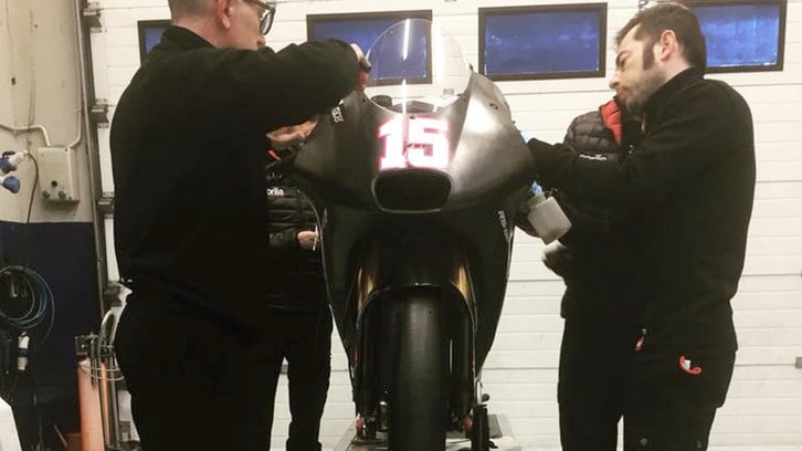 MotoGP: Aprilia prova il forcellone in carbonio