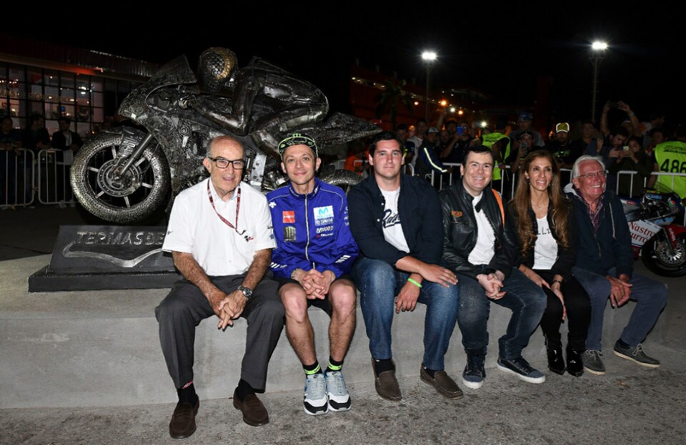 Una statua per Valentino Rossi all'entrata del circuito di Termas