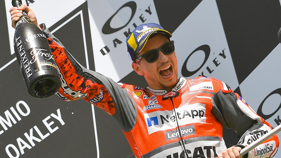 MotoGP, Lorenzo firma con Honda: sarà compagno di Marquez