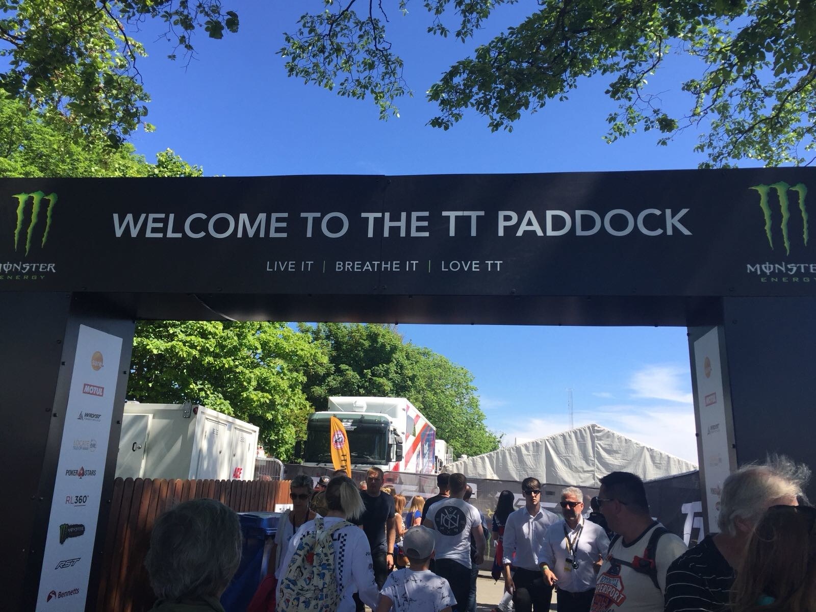 Tourist Trophy 2018 LIVE: l’atmosfera del paddock