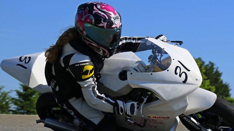 Io guido da sola: Kayla, il sorriso mostra l’età