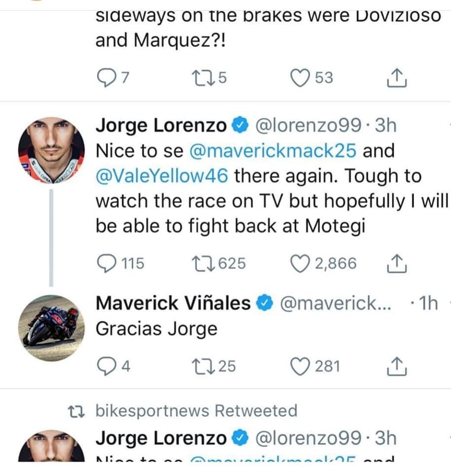 Un Lorenzo inedito si congratula con Vinales e Rossi